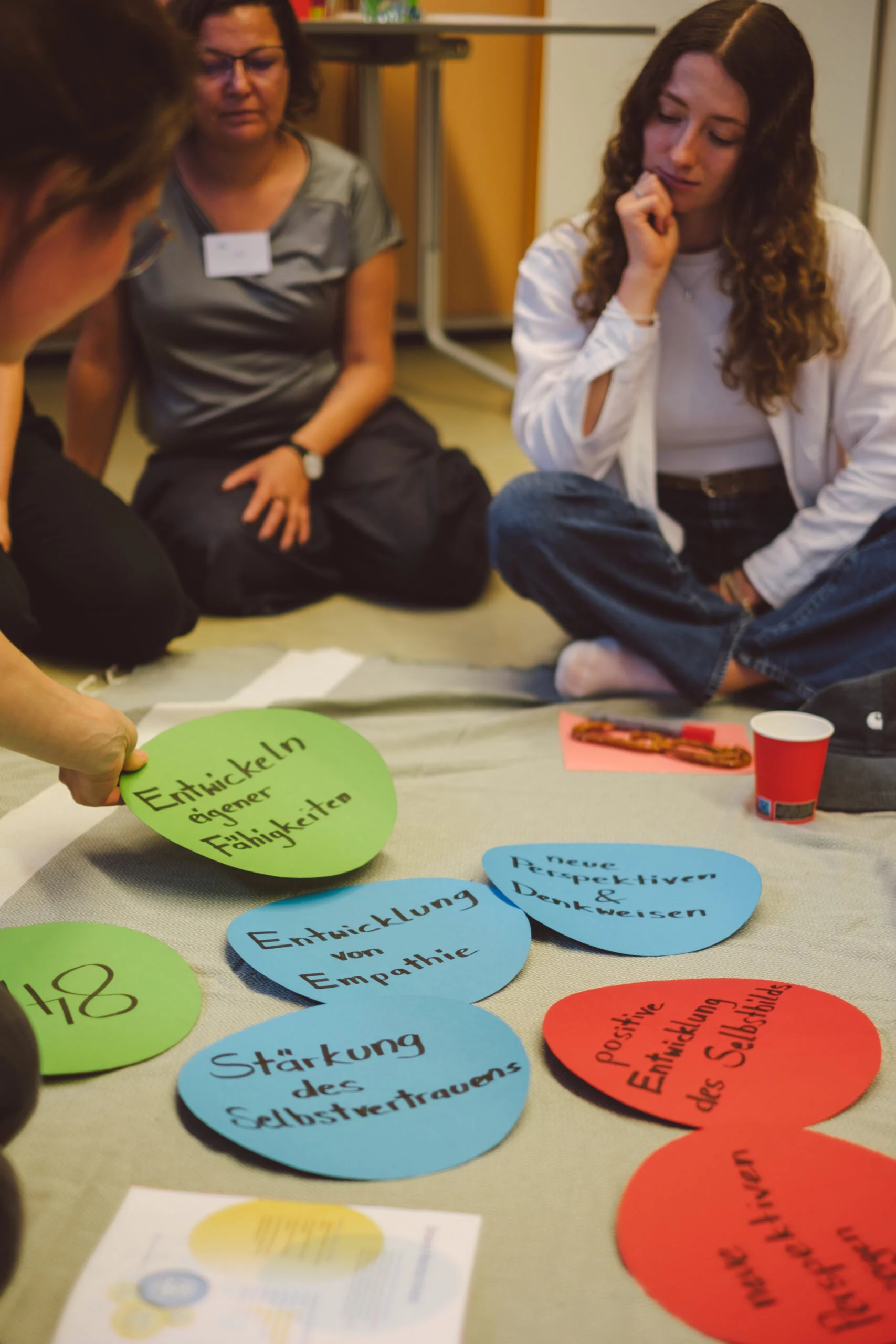 Mentor:innen-Workshop: Moderationskarten zu Themen des Mentorings am Boden