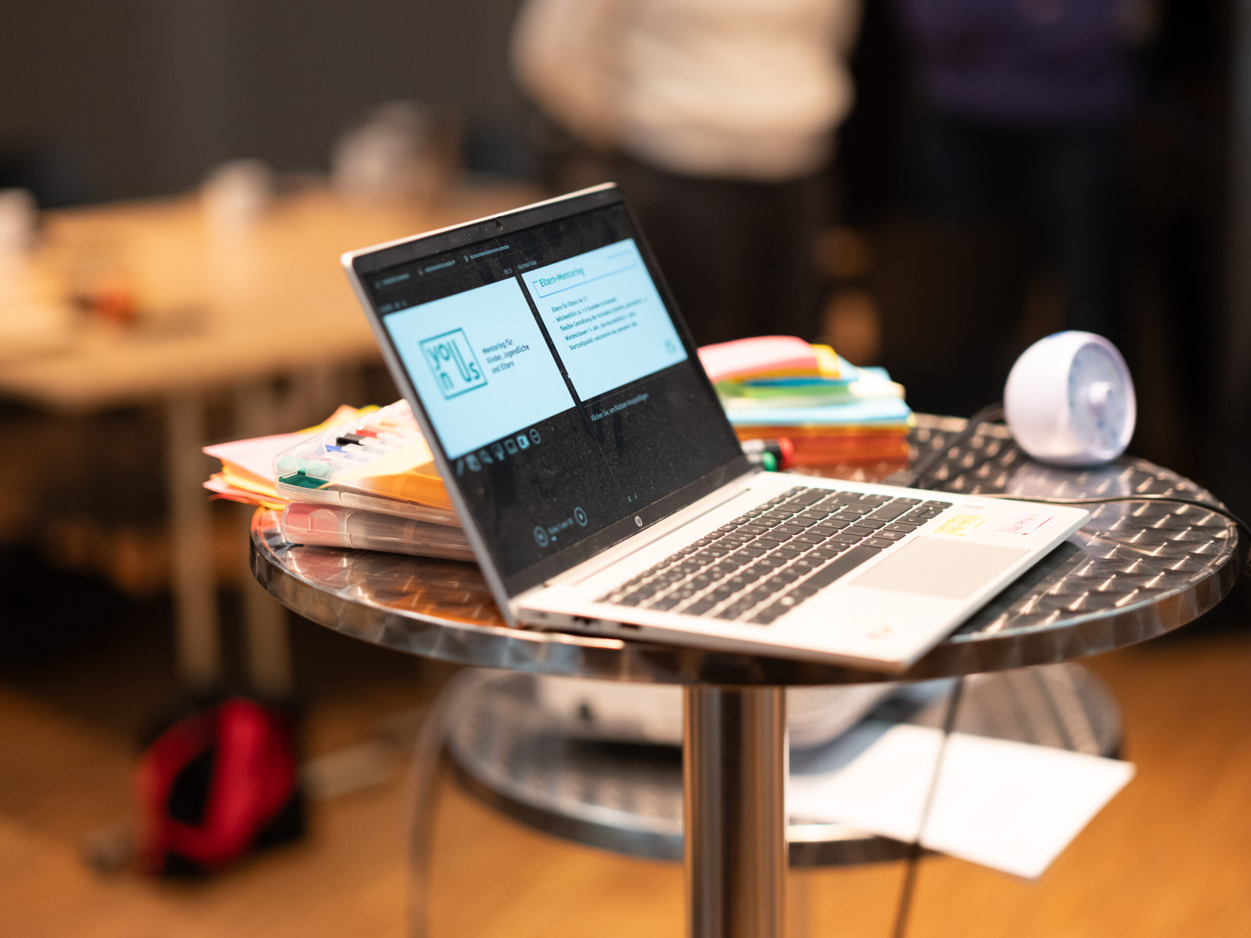 Laptop mit geöffneter Präsentation beim Online-Infoabend